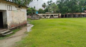 ঝুঁকিপূর্ণ ভবনে পাঠদান, কাদাপথে স্কুলে যাতায়াত