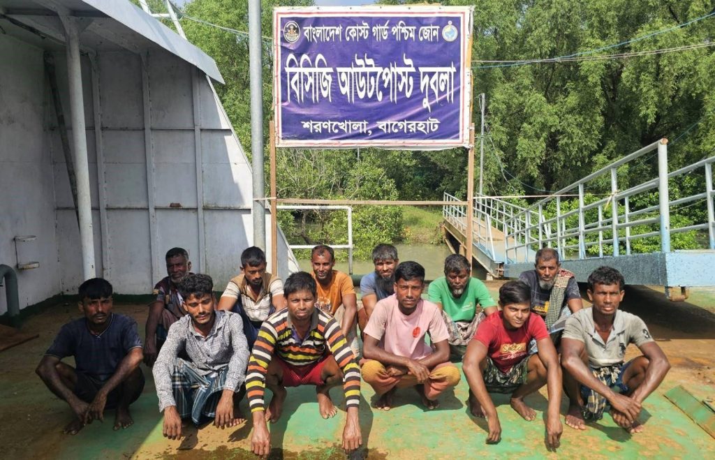 গভীর সমুদ্রে ইঞ্জিন বিকল, ১২ জেলেকে ফিশিং বোটসহ উদ্ধার