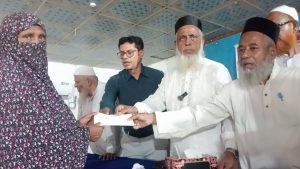 তালায় দুর্গাপূজা উপলক্ষে অসহায় মানুষের মাঝে নগদ অর্থ বিতরণ
