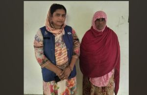 দেবহাটায় ৬৯৬ বোতল উইনকেরেক্সসহ নারী আটক