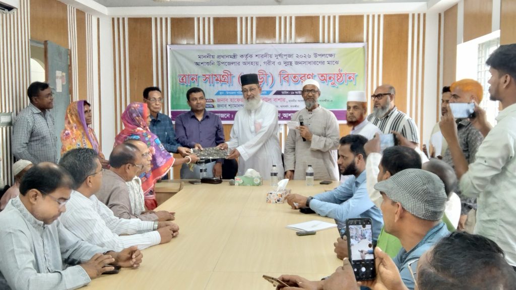 আশাশুনিতে ১৫০ পরিবারকে শাড়ি দিলেন এমপি রবিউল বাশার